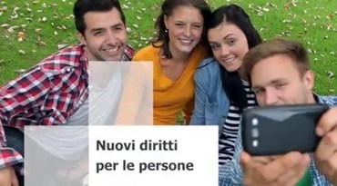 Selfie con quattro ragazzi con testo Nuovi diritti per le persone